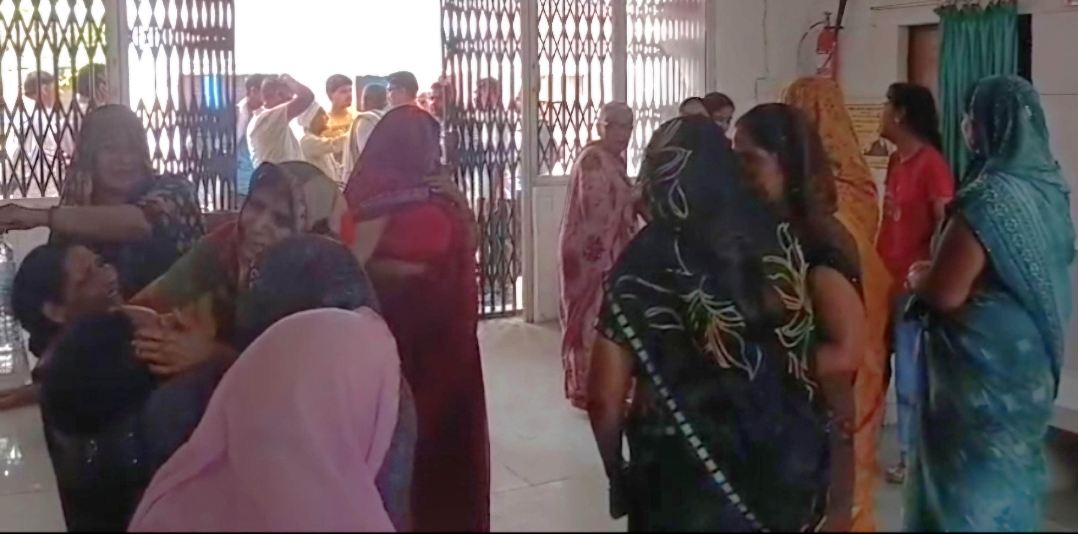 अहरौला के छितौना गांव में करेंट किसान की मौत के बाद रोते-बिलखते परिजन। संवाद