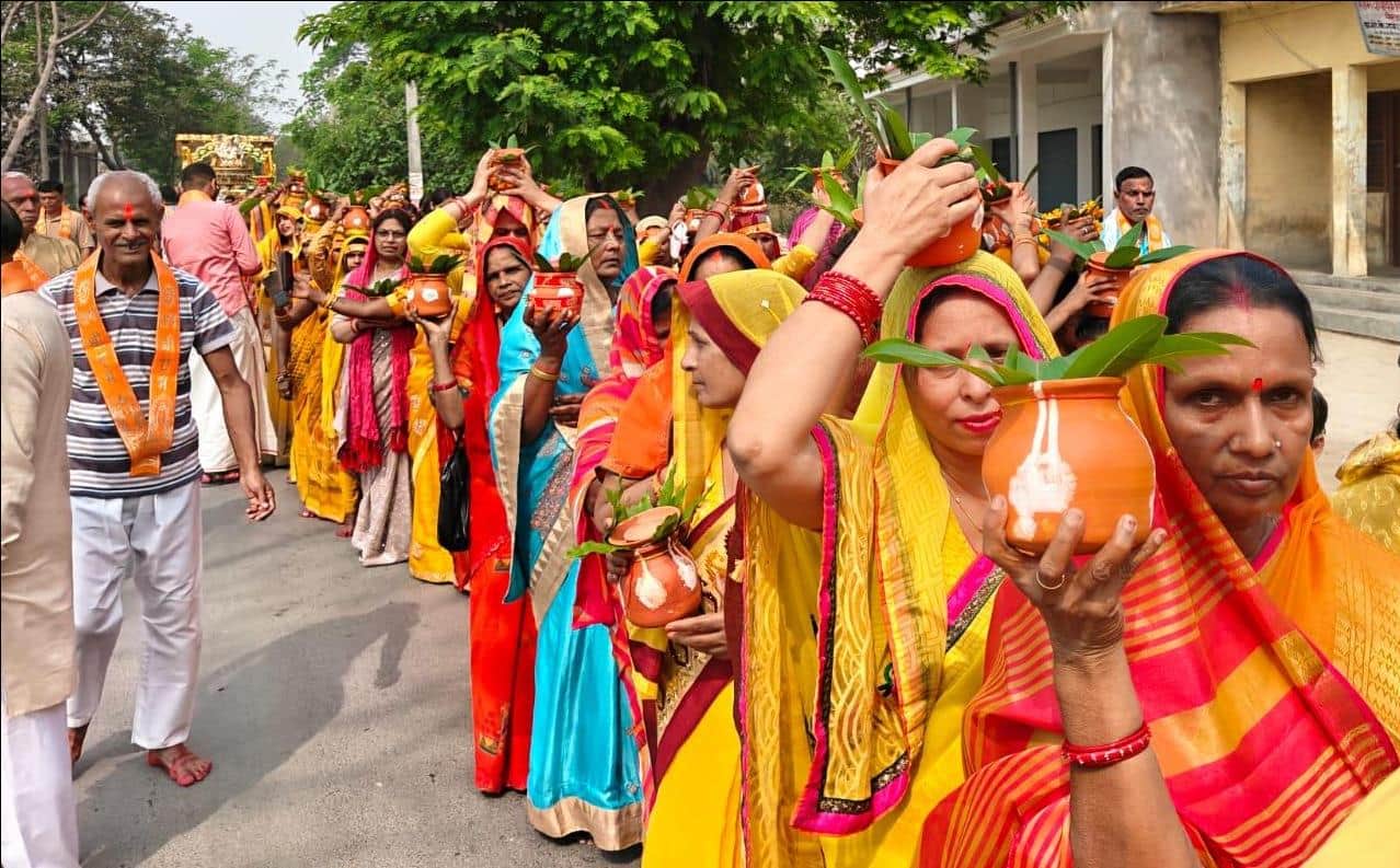 अमिला में 51फीट ऊंची हनुमान प्रतिमा की प्राण प्रतिष्ठा को लेकर निकली कलश यात्रा में शामिल महिला