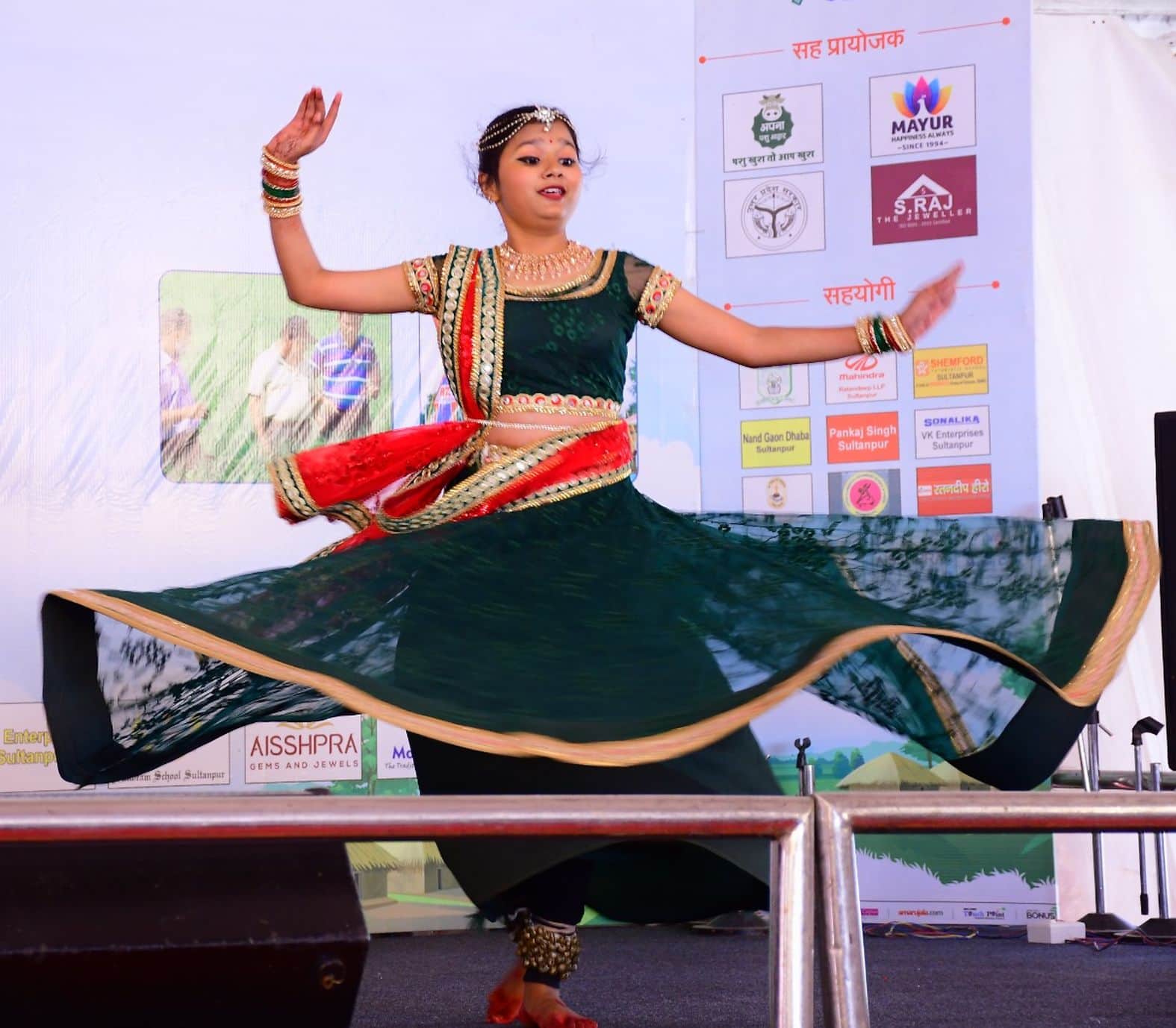 . अमर उजाला गांव महोत्सव में नृत्य करती अनन्या श्रीवास्तव। संवाद