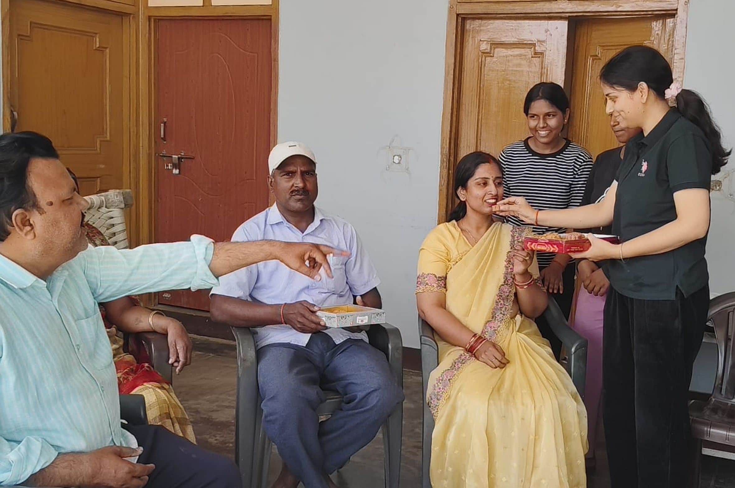 अमेठी के कुड़वा डालव गांव में यूपीपीएससी परीक्षा उत्तीर्ण करने पर स्नेहा को मिठाई खिलाते परिजन