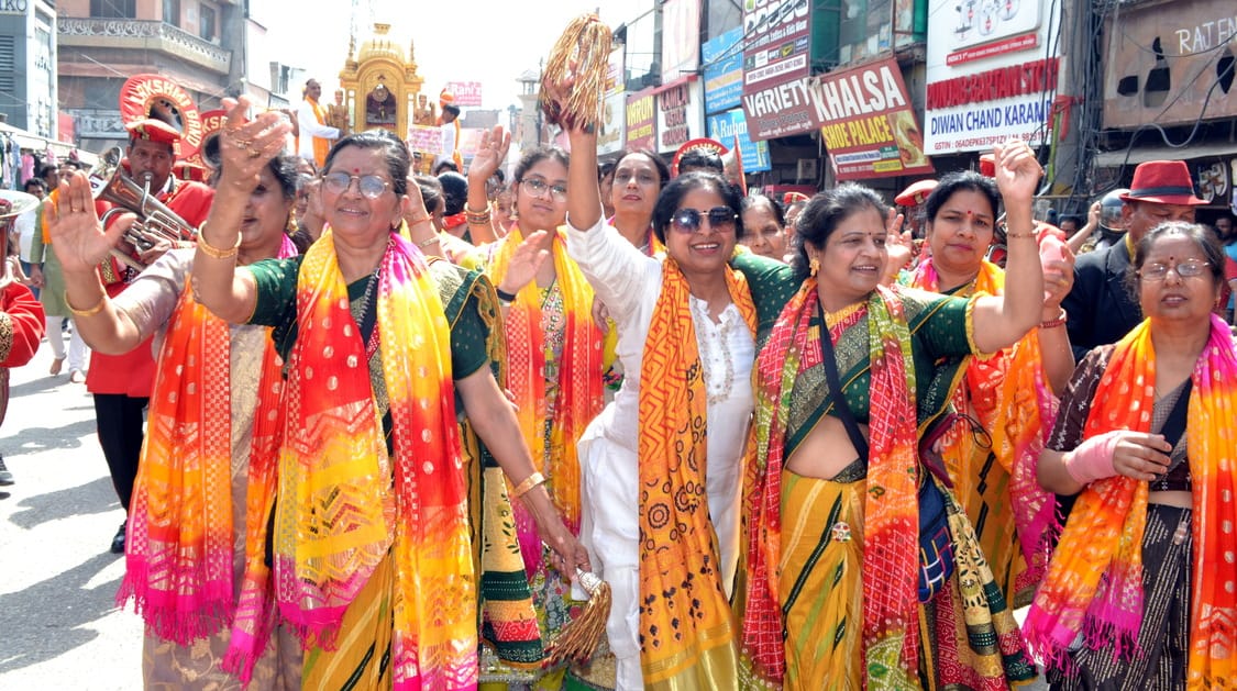 The procession gave the message of non-violence, truth and religion.