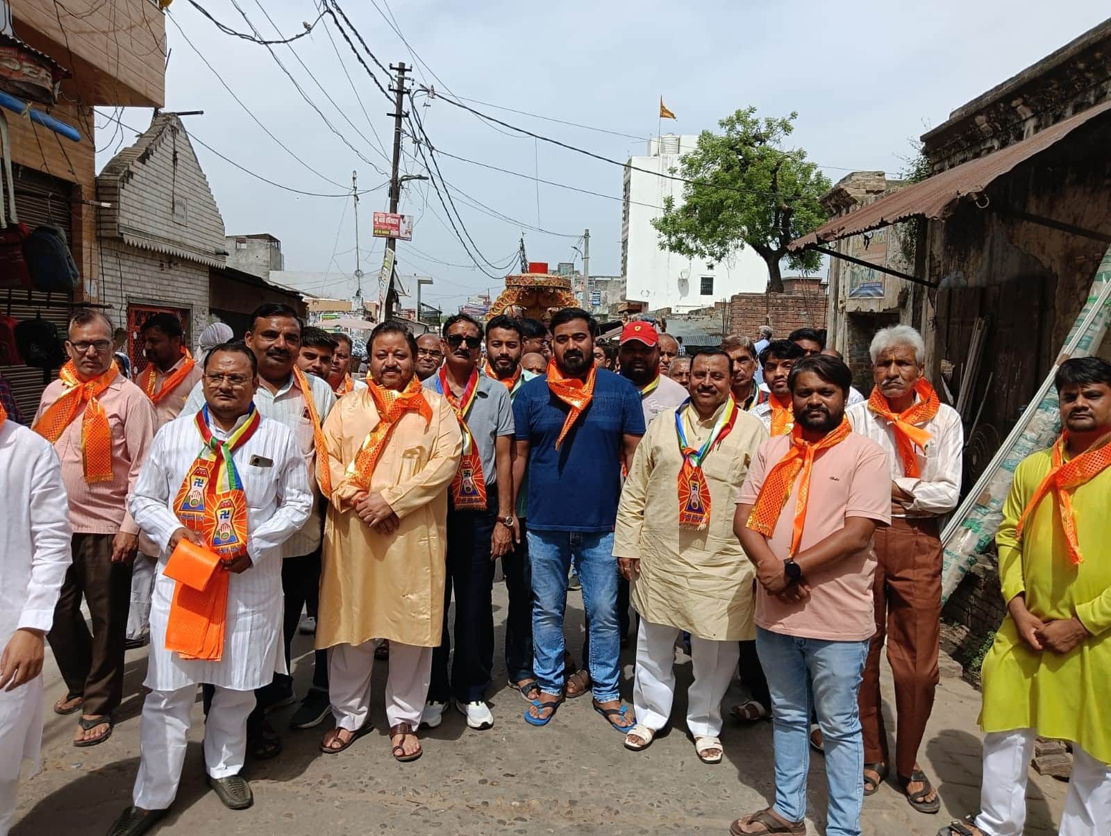 भगवान महावीर के जन्मोत्सव पर निकली भव्य शोभायात्रा में शामिल अतिथि व आयोजक। संवाद