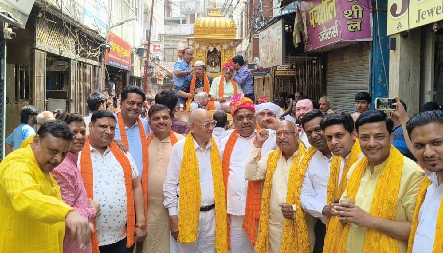 भगवान महावीर स्वामी के जन्म कल्याणक महोत्सव पर निकाली गई रथ शोभायात्रा में शामिल जैन समाज के प