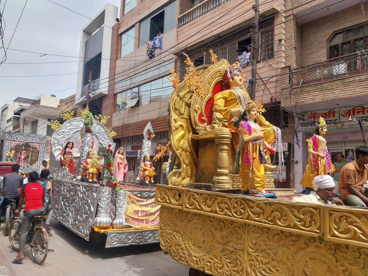 Riding upon a golden chariot, Mahavir Swami toured the city.