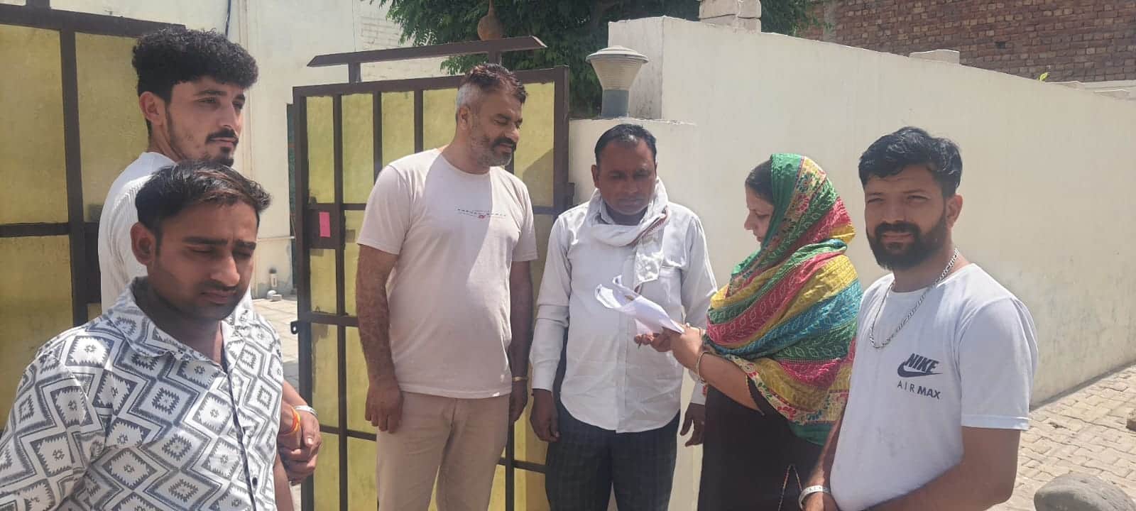 भूना: थाना रोड पर उपभोक्ताओं को पेयजल बिल जमा कराने के लिए जागरूक करती जन स्वास्थ्य विभाग की टी