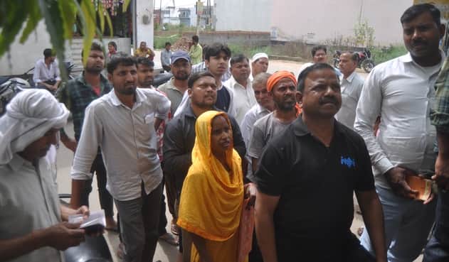 भारत गैस के कार्यालय के बाहर गैस बुकिंग कराने के लिए लगी लोगों की भीड़। संवाद