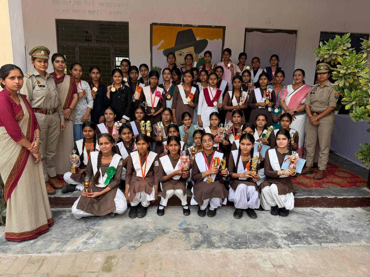 Progress reports and prizes were distributed to the students.