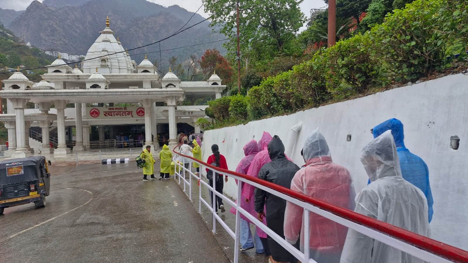 भवन की ओर बढ़ते श्रद्धालु।