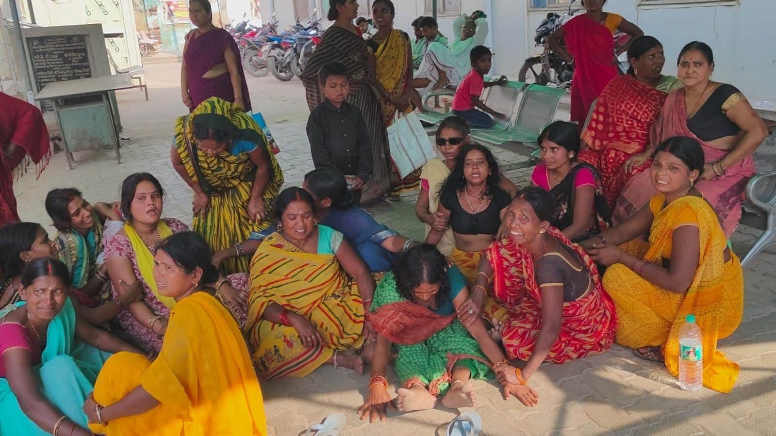 रोते बिलखते परिजन