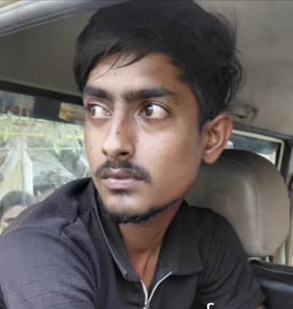 Bihar news liquor smuggler escaped by slipping off the handcuffs, creating a stir in the police department