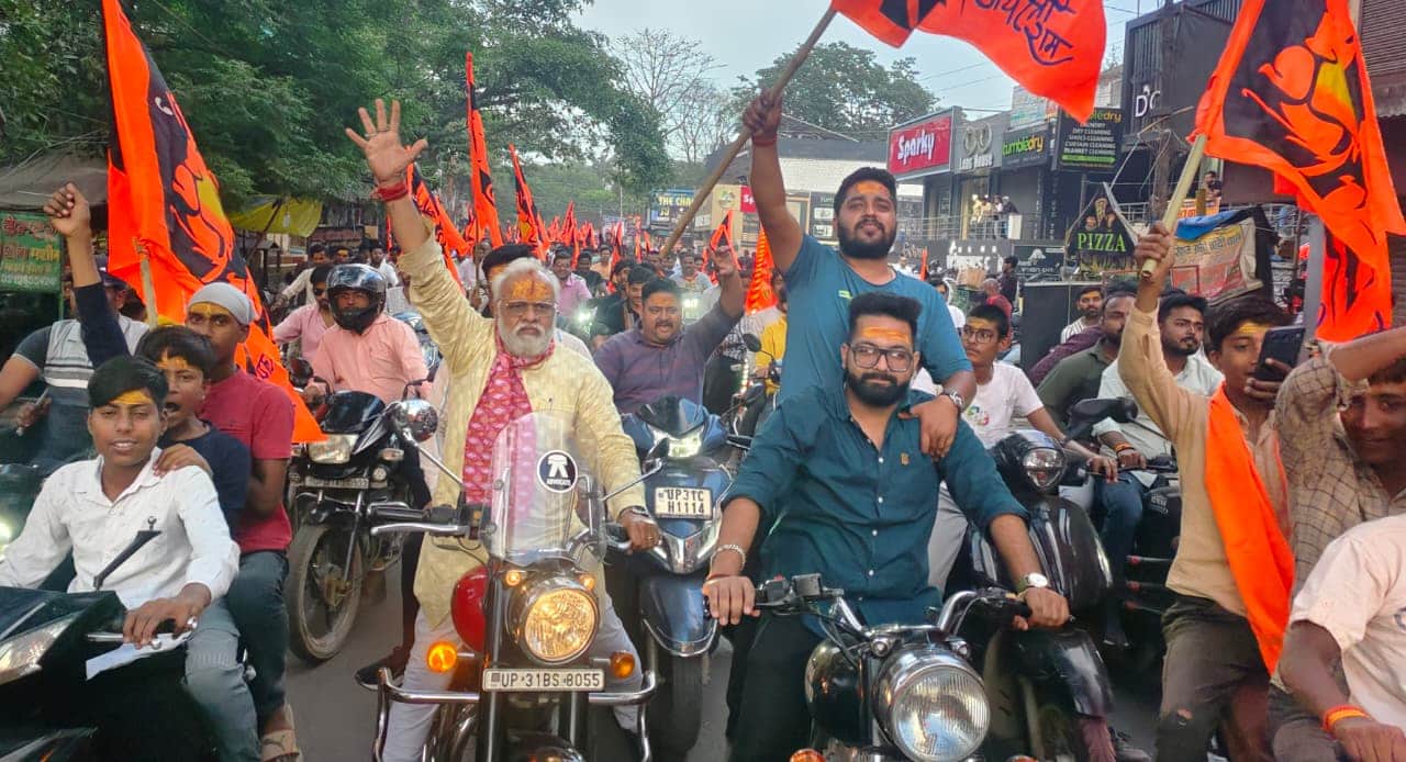 बाइक रैली में मौजूद लोग। संवाद