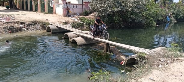 If you lose your balance, you will fall into the canal.