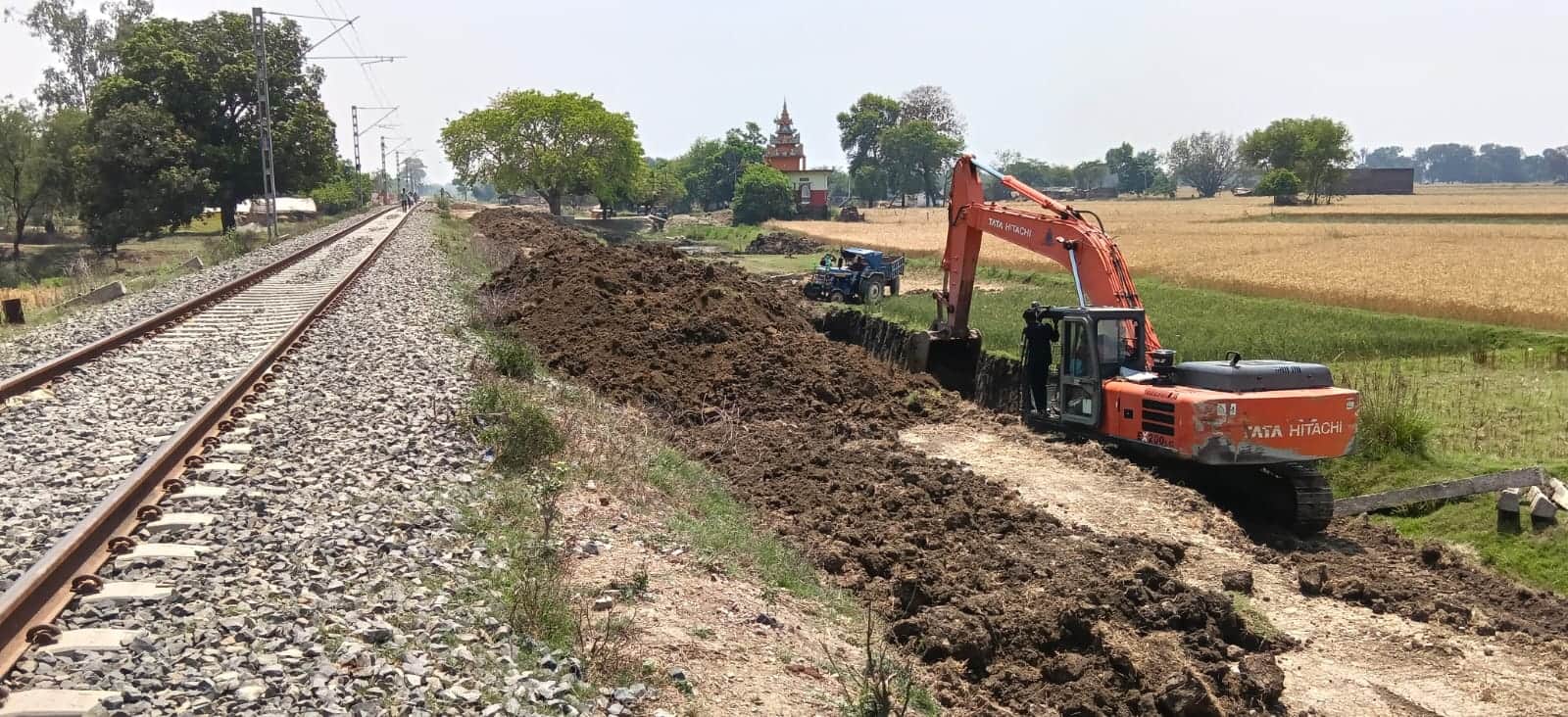 बेमुआ गांव के पास स्थित पुरानी पुलियां के पास चल रहा निर्माण कार्य। संवाद