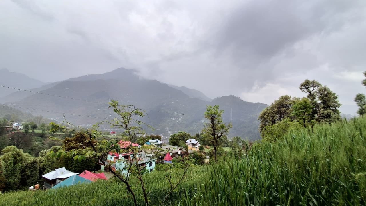 बनी में बारिश के दौरान बादलों से घिरे पहाड़संवाद