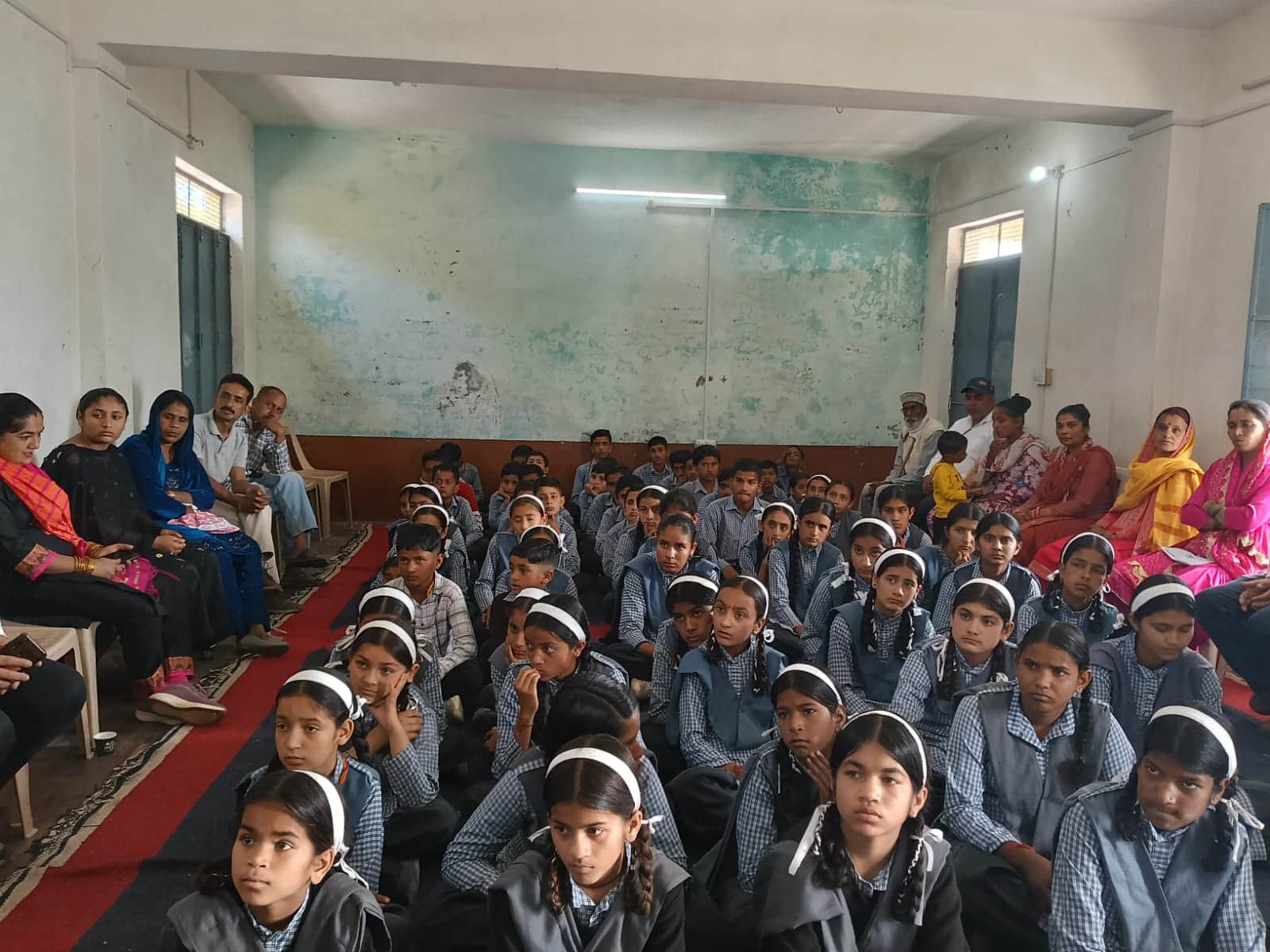 बनेठी स्कूल में शिक्षा संवाद कार्यक्रम में मौजूद बच्चे और अभिभावक। संवाद