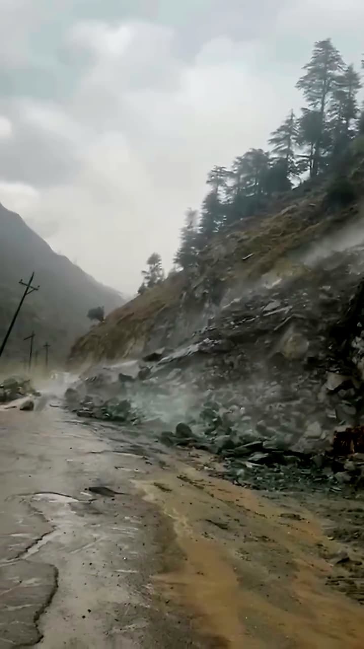 Srinagar, URI Baramulla Road, Landslide, Traffic Effected
