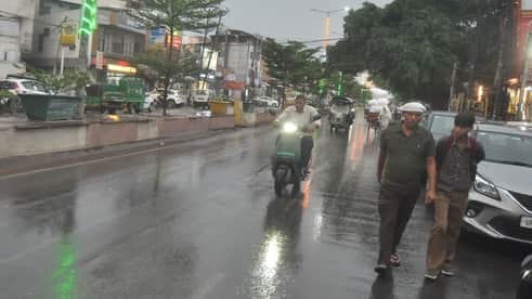 बारिश में सड़क पर जाते वाहन। संवाद