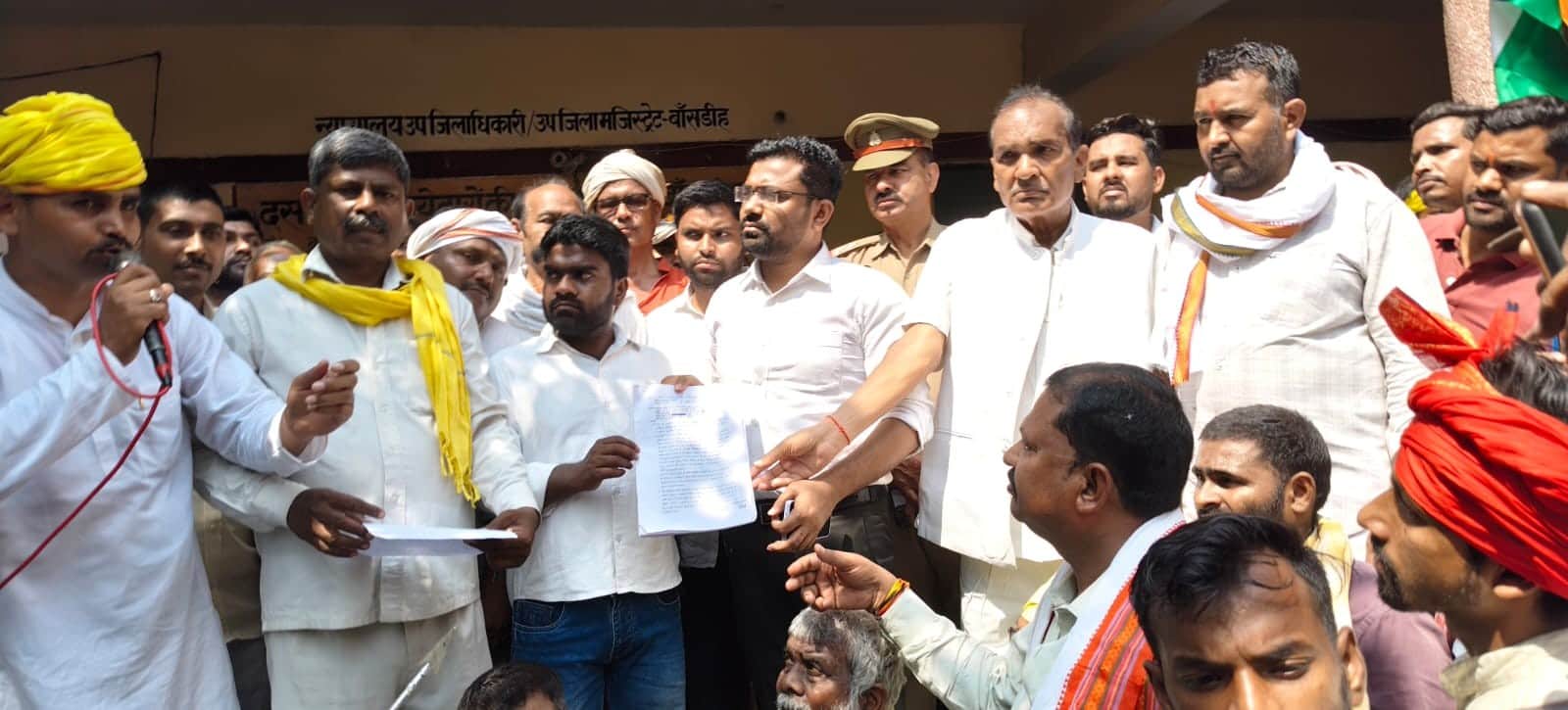 बांसडीह तहसील परिसर में जाति प्रमाण पत्र जारी करने की मांग को लेकर एसडीएम को पत्रक सौंपते ऑल गो