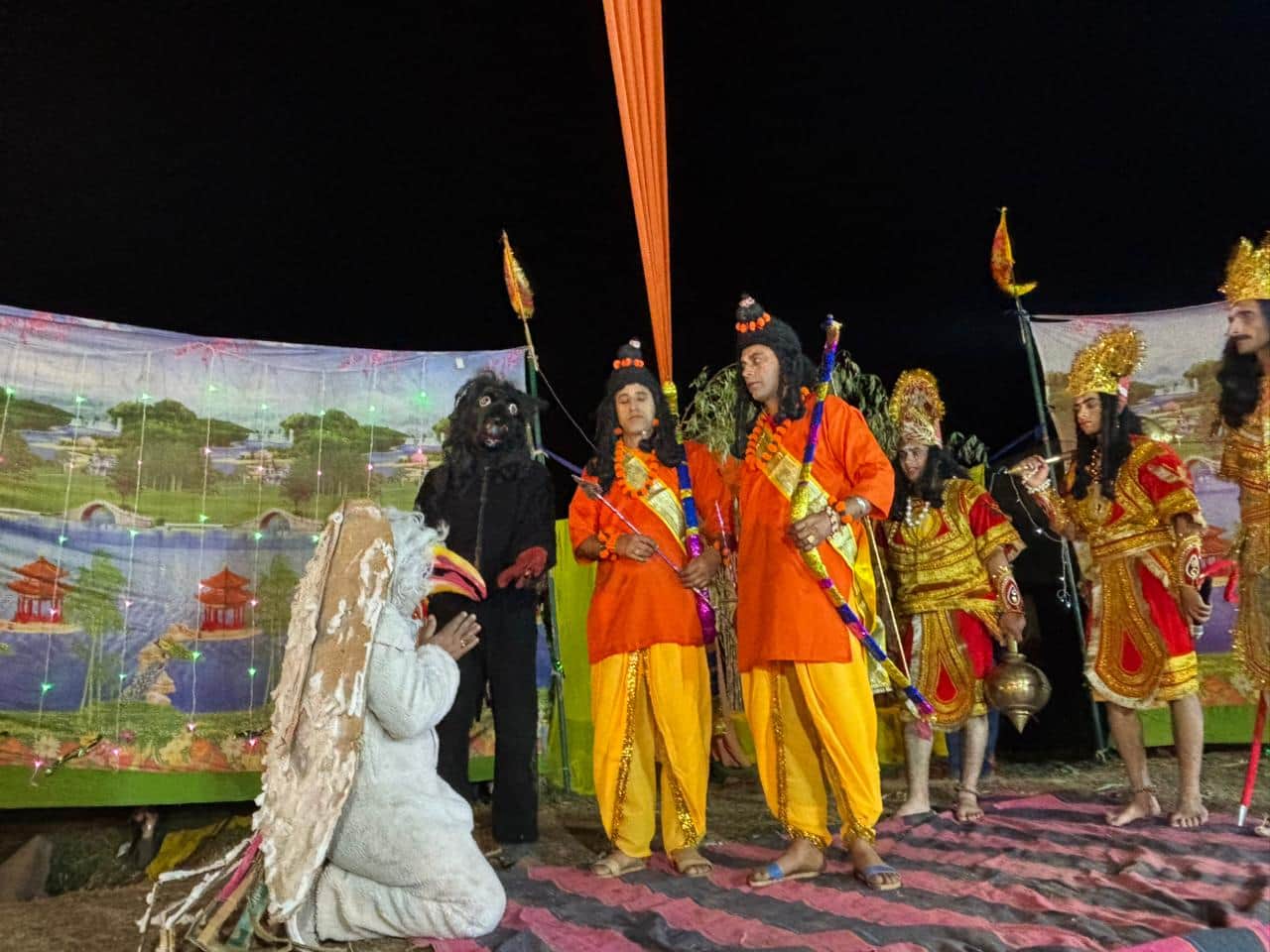 बसोहली के धार महानपुर में रामलीला के दृश्य प्रस्तुत करते कलाकार जागरूक पाठक