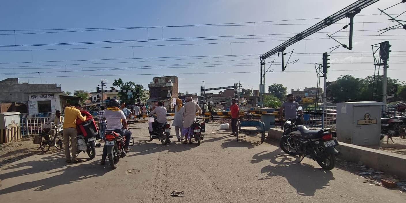 बंद पड़ी मैगलगंज की रेलवे क्राॅसिंग। संवाद