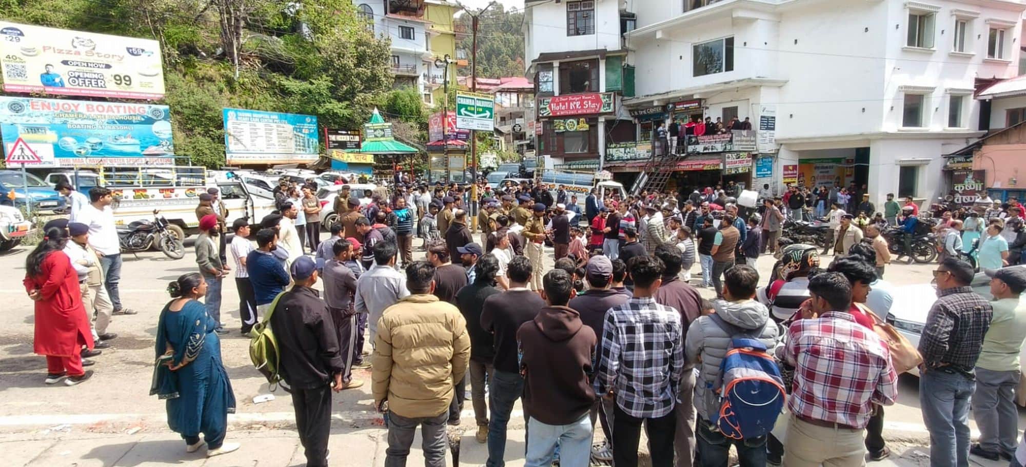 चंबा के बनीखेत में चक्का जाम के करते टैक्सी चालक।