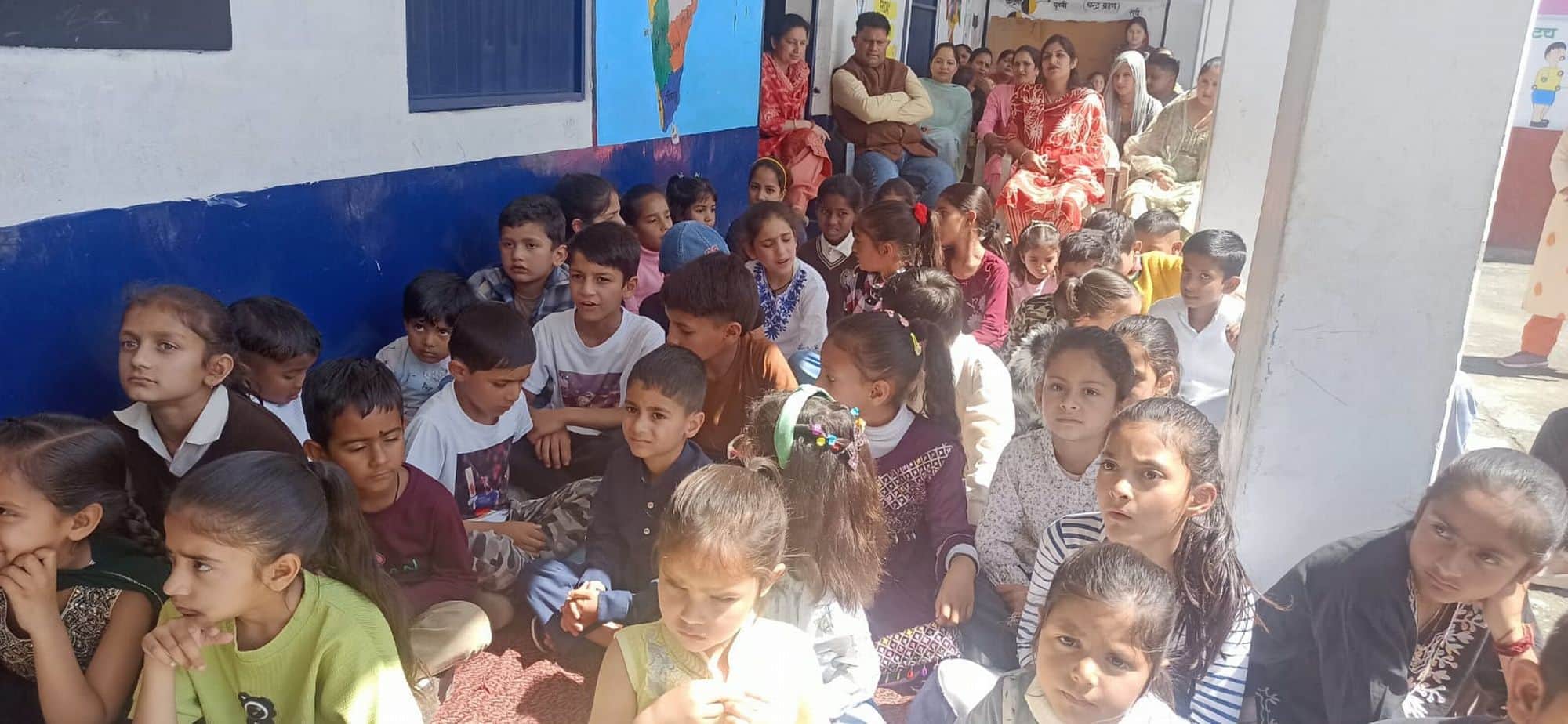 चंबा की केंद्रीय प्राथमिक पाठशाला कियाणी में वार्षिक परीक्षा परिणाम सुनते नौनिहाल