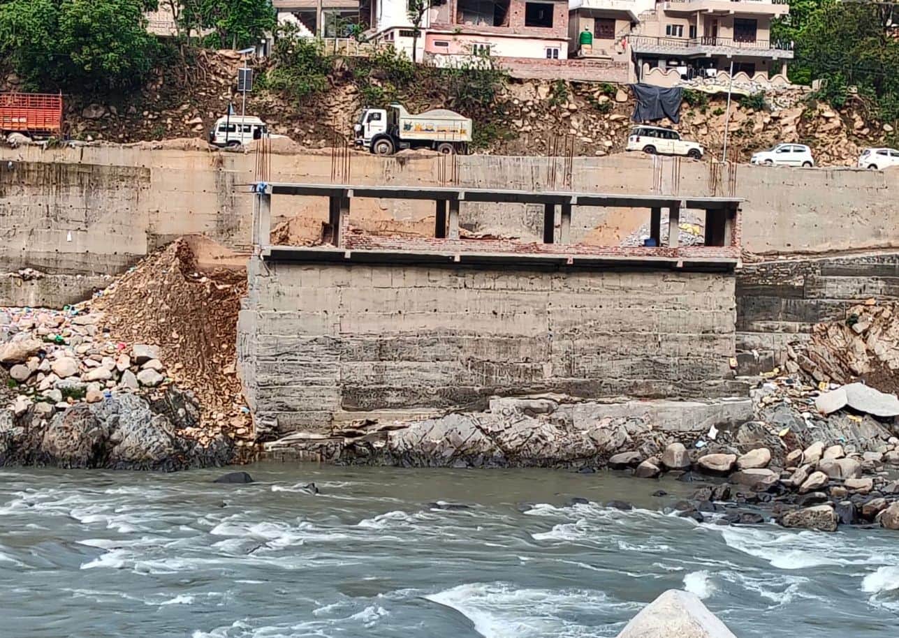 चंबा में रावी नदी के मुहाने पर किया जा रहा निर्माण कार्य।