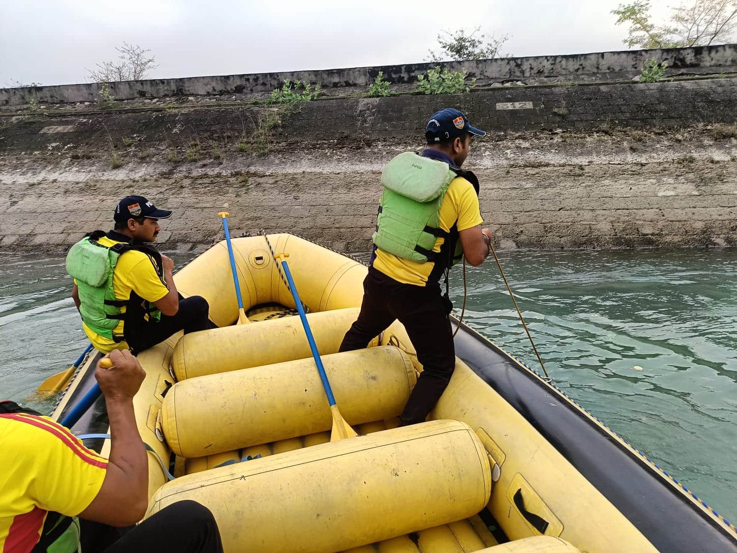 चीला नहर में रेस्क्यू अभियान चलाते एसडीआरएफ के जवान। स्रोत जागरूक पाठक।