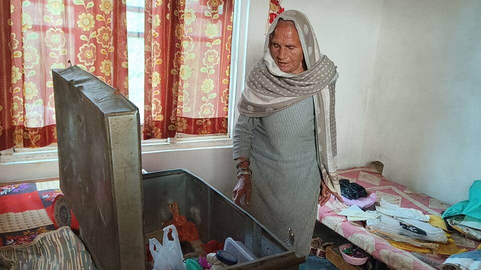 चोरी का घटना के बारे में जानकारी देती महिला।