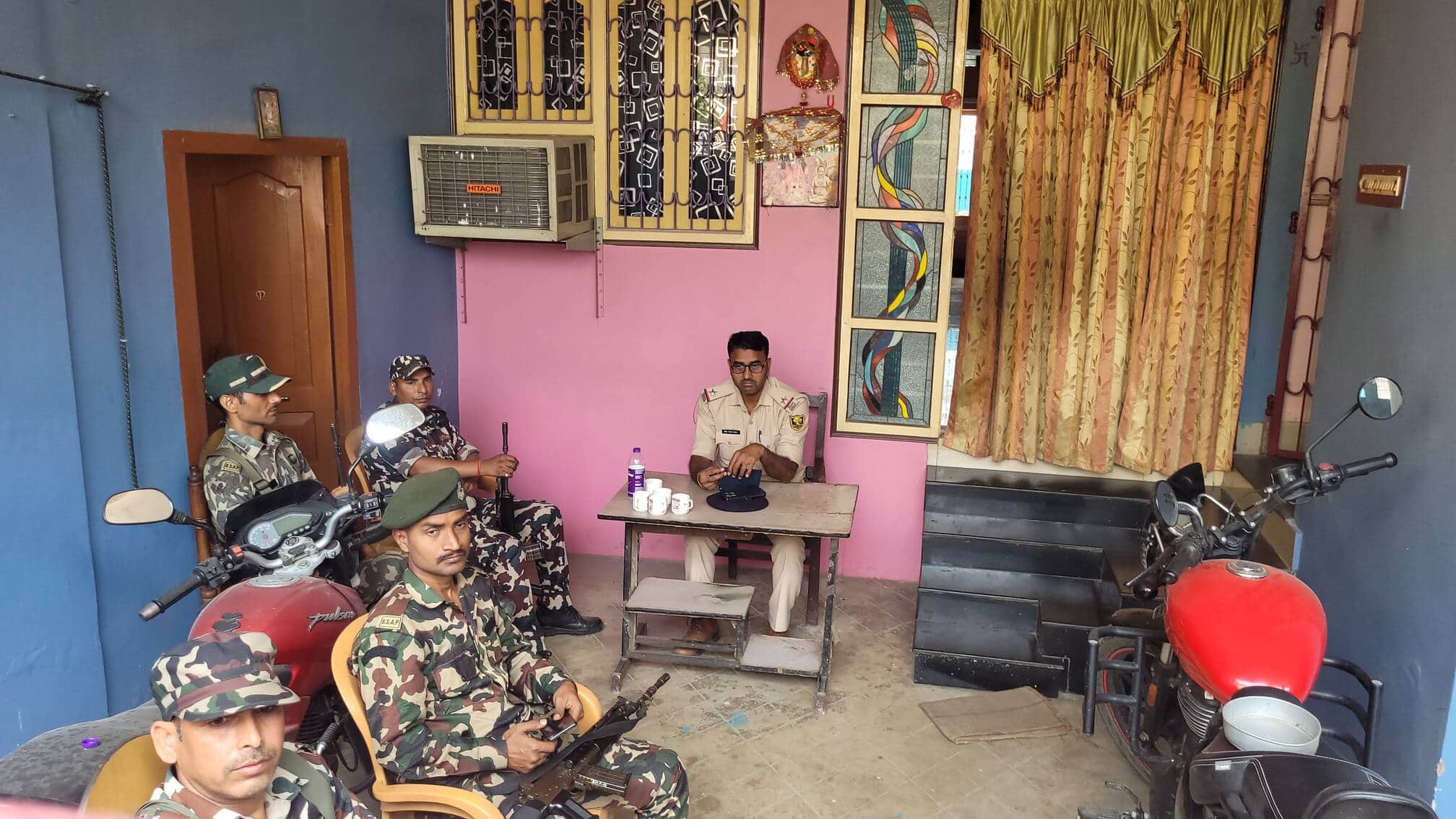 छापेमारी करने पहुंची ईओयू की टीम।