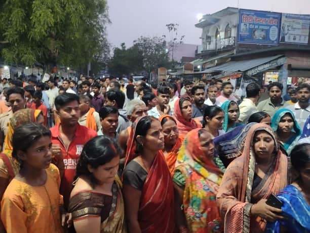 छोटेलाल की दुर्घटना में मौत के बाद जोकवा सोनबरसा सड़क जाम करते ग्रामीण ।स्रोत-सोशल मीडिया