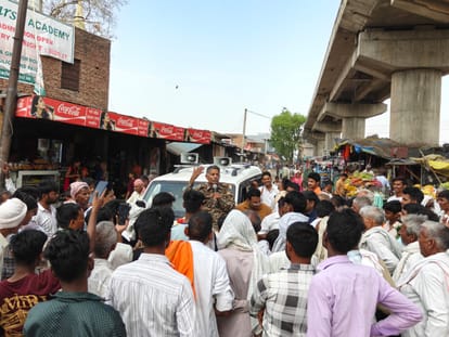 Congress District President Ramnath Singh Sikarwar addressing the farmers during the protest.
