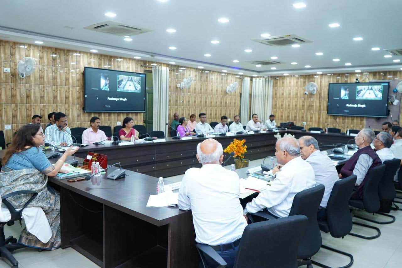 डीडीयू के कार्य परिषद की बैठक के दौरान कुलपति प्रो. पूनम टंडन व अन्य। 