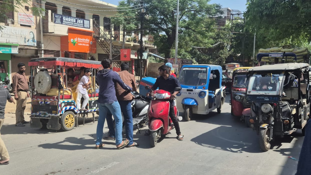 Scooty riders beat up delivery boy, video goes viral