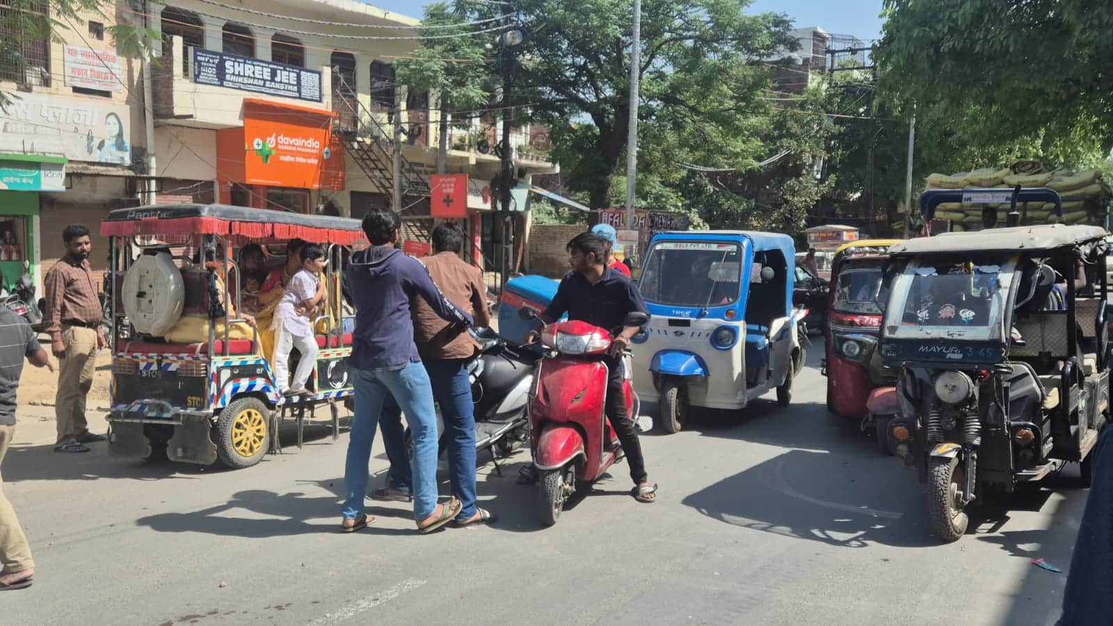 डिलीवरी बॉय को रास्ते में रोककर पीटते युवक। स्रोत सोशल मीडिया