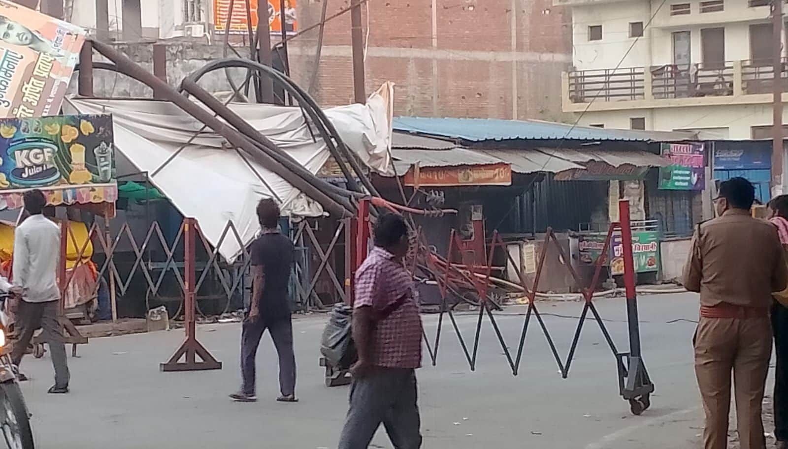 डंपर की टक्कर से गिरा बिजली का खंभा