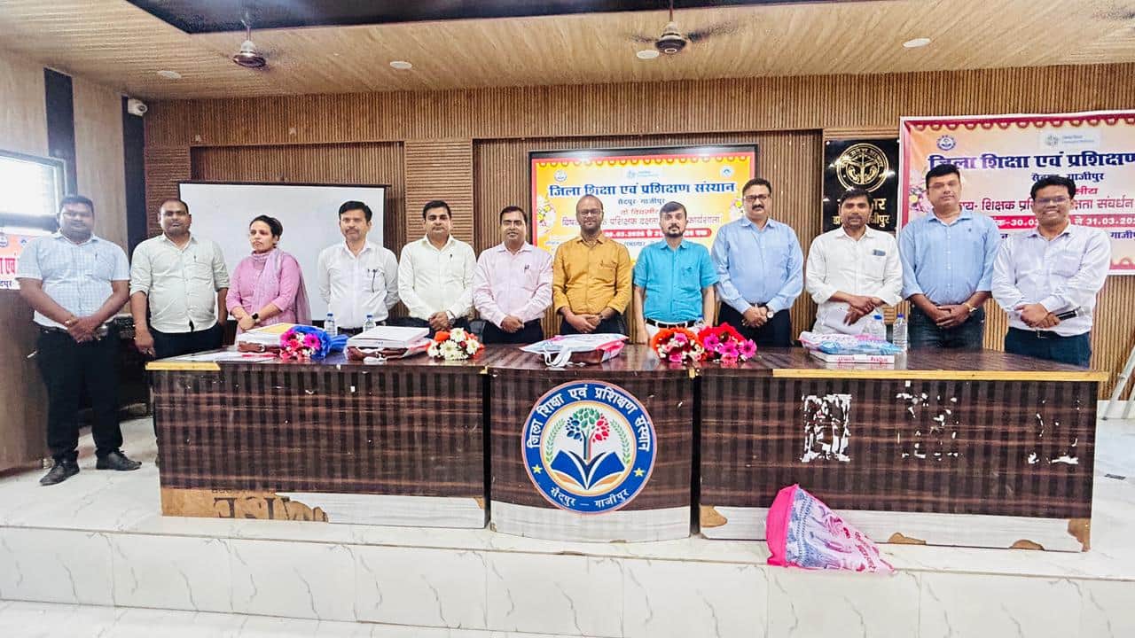 डायट सैदपुर में दो दिवसीय शिक्षक-प्रशिक्षक दक्षता संवर्धन कार्य में मौजूद लोग-स्रोत-विभाग