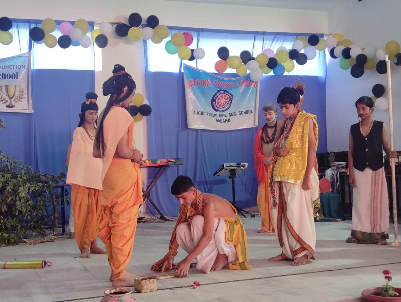 एकेएम स्कूल ददाहू में आयोजित वार्षिक समारोह में नाटक मंचन करते विद्यार्थी। संवाद