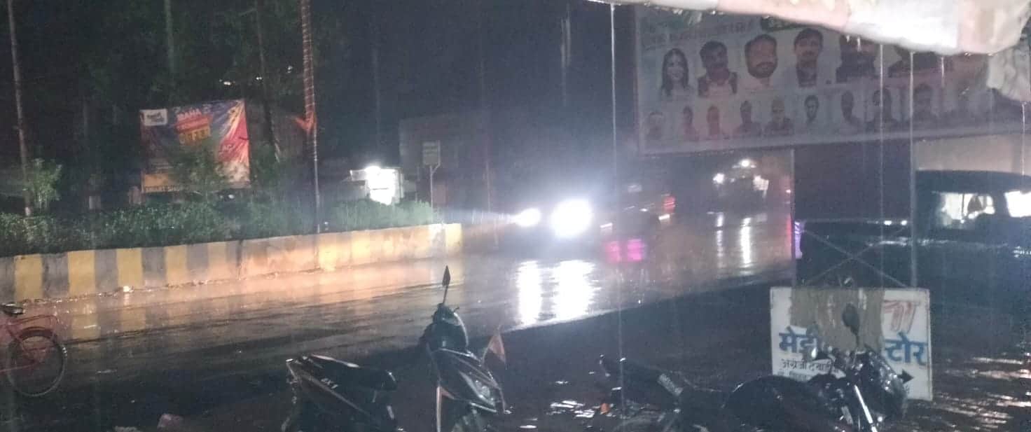 एटा में मंगलवार को हुई बारिश के जीटी रोड से गुजरते वाहन। संवाद