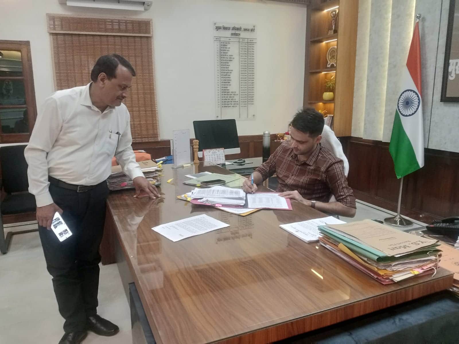 फाइलों की जांच करते हुए सीडीओ  अभिषेक कुमार। संवाद