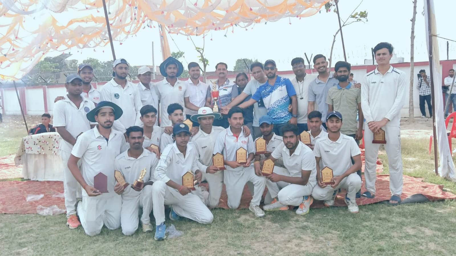 फाइनल मुकाबला जीतने वाली टीम के खिलाड़ी। स्रोत : आयोजक