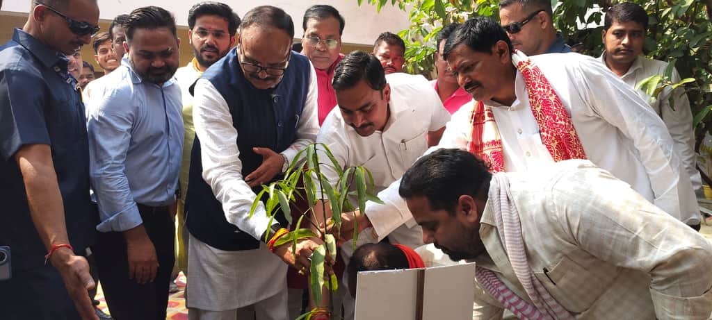 फाजिलनगर सीएचसी परिसर में पौधारोपण करते डिप्टी सीएम ब्रजेश पाठक, डीएम महेंद्र सिंह तवर,  विधायक