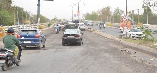 फरीदाबाद में बाटा पुल पर दोनों तरफ चल रहे वाहन । संवाद