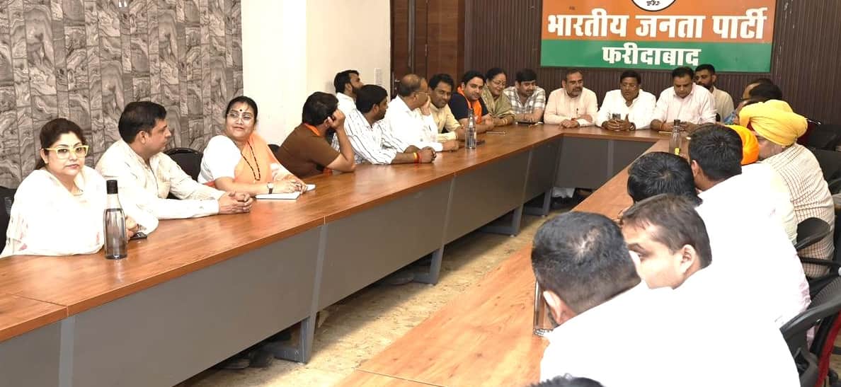 फरीदाबाद में चार अप्रैल को मुख्यमंत्री के आगमन को लेकर कार्यकर्ताओं के साथ बैठक करते कैबिनेट मं