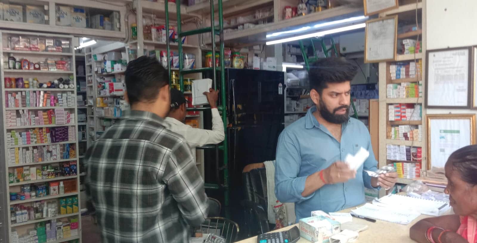 फोटो- 01 शंकर मेडिकल स्टोर में दवाएं देते दुकानदार। संवाद