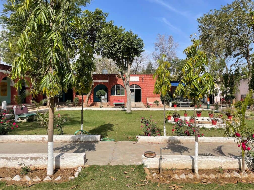 फोटो 04मॉडल संस्कृति स्कूल में स्थित सुंदर पार्क। संवाद