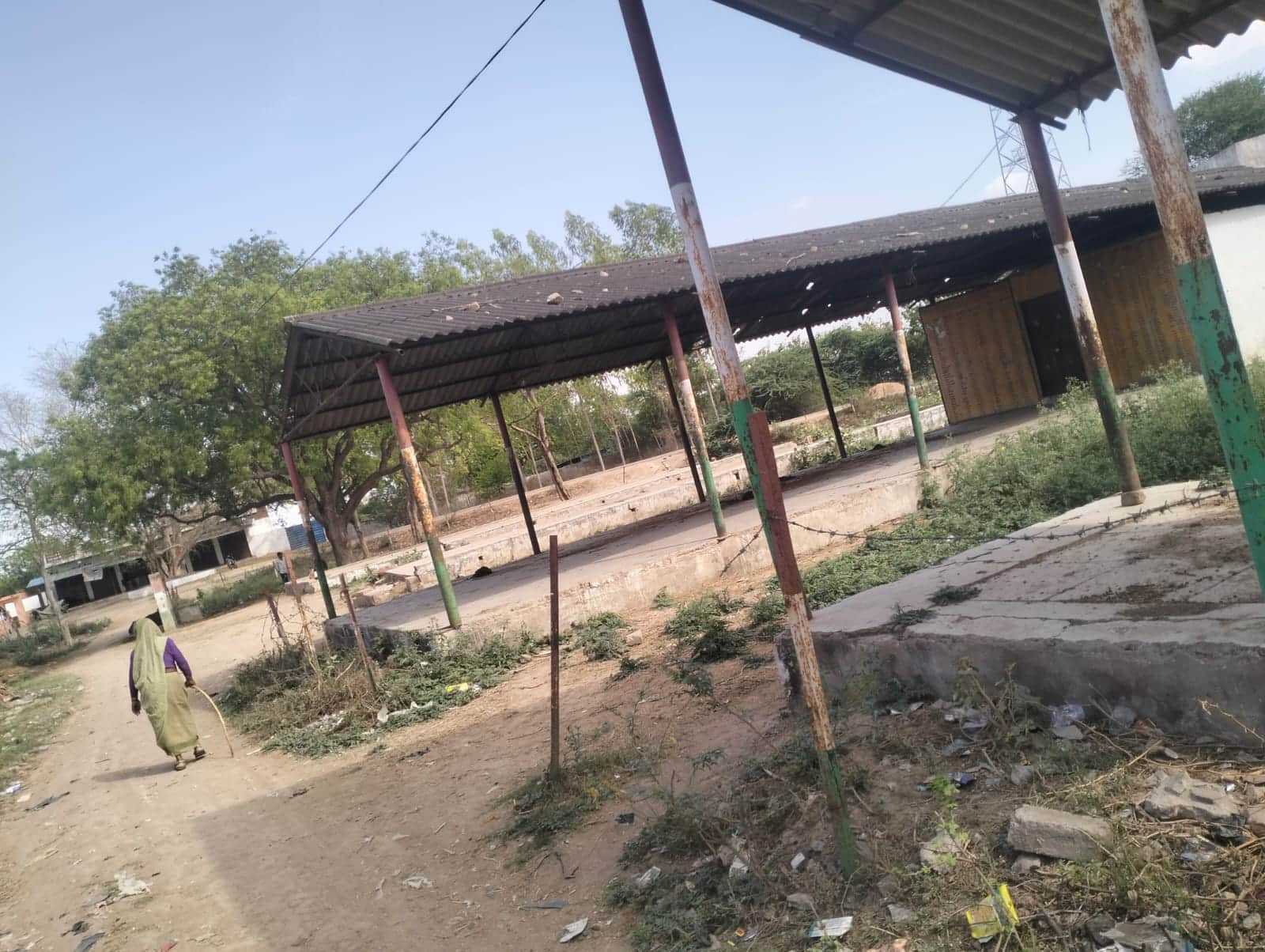 फोटो- 10 खप्टिहा कलांं का बंद पड़ा गेहूं खरीद केंद्र। संवाद