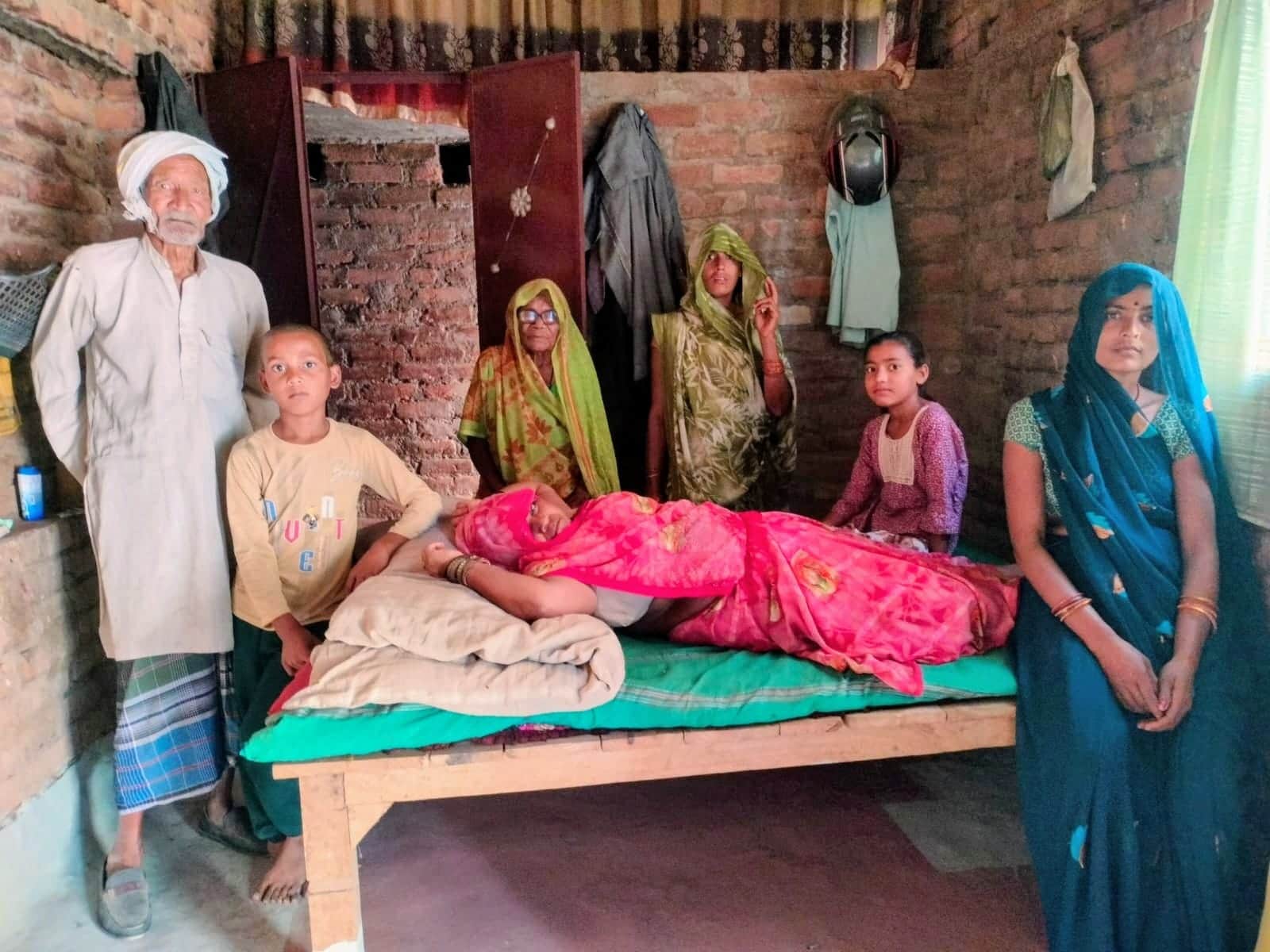 फोटो - 10 धौसड गांव में खाट में लेटी शैलेंद्र की मां बुद्दी। संवाद