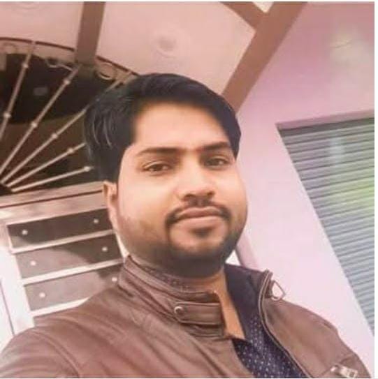 Chicken trader dies in road accident, car found stuck in tree