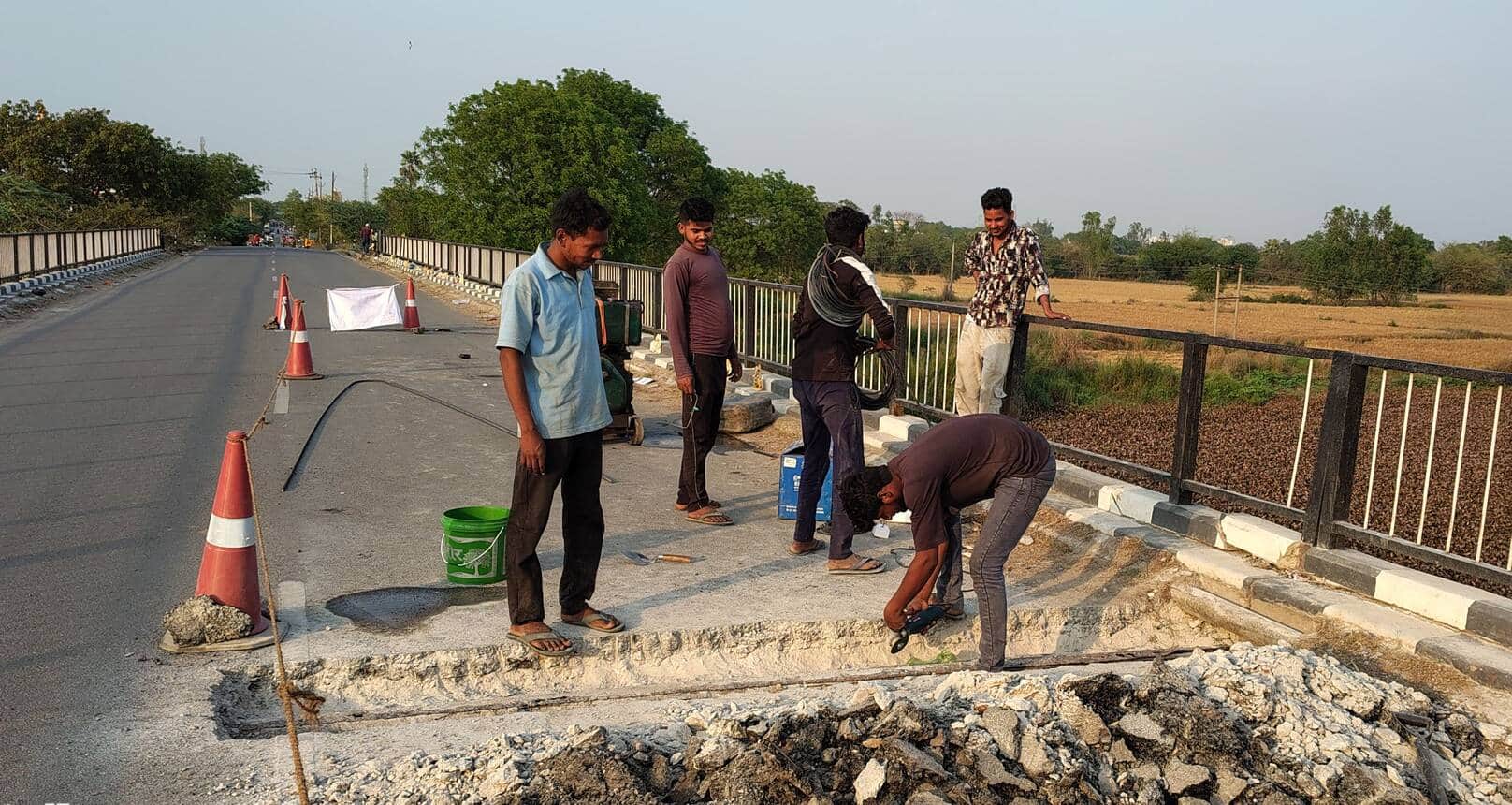 फोटो-14- कालीमिट्टी शिवराजपुर मार्ग पर कल्याणी नदी के पुल की मरम्मत करते कर्मी। संवाद